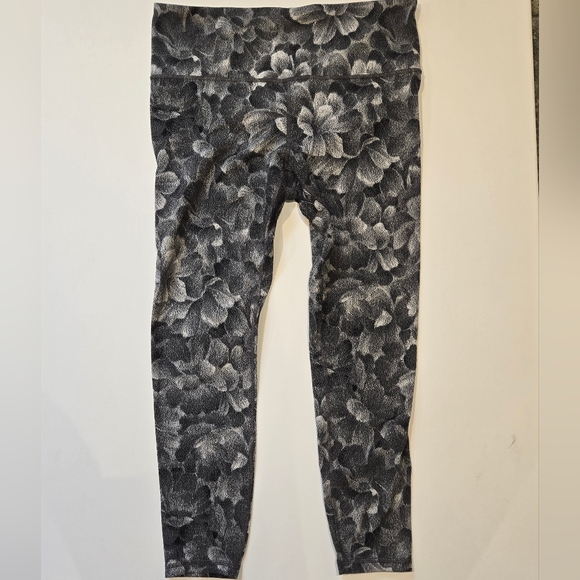 Athleta Salutation Stash Pocket 7/8 Legging in White & Black Floral Size L - Picture 4 of 10